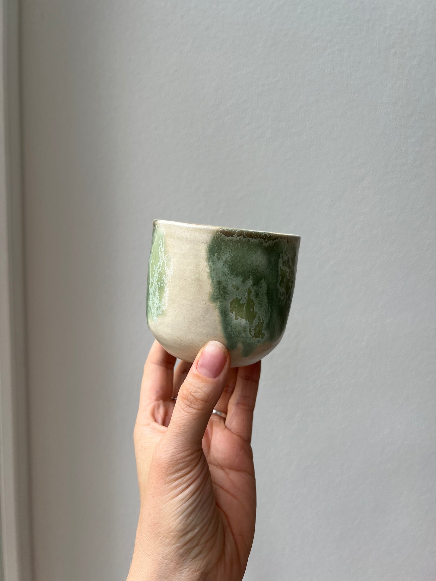 Kaffe Becher beige grün