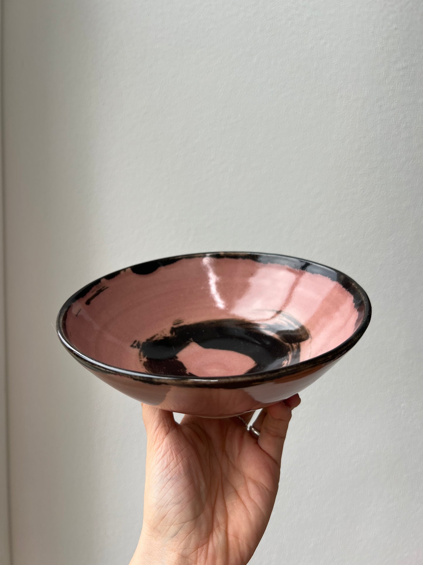 Flache Ramen-Schale rosa schwarz