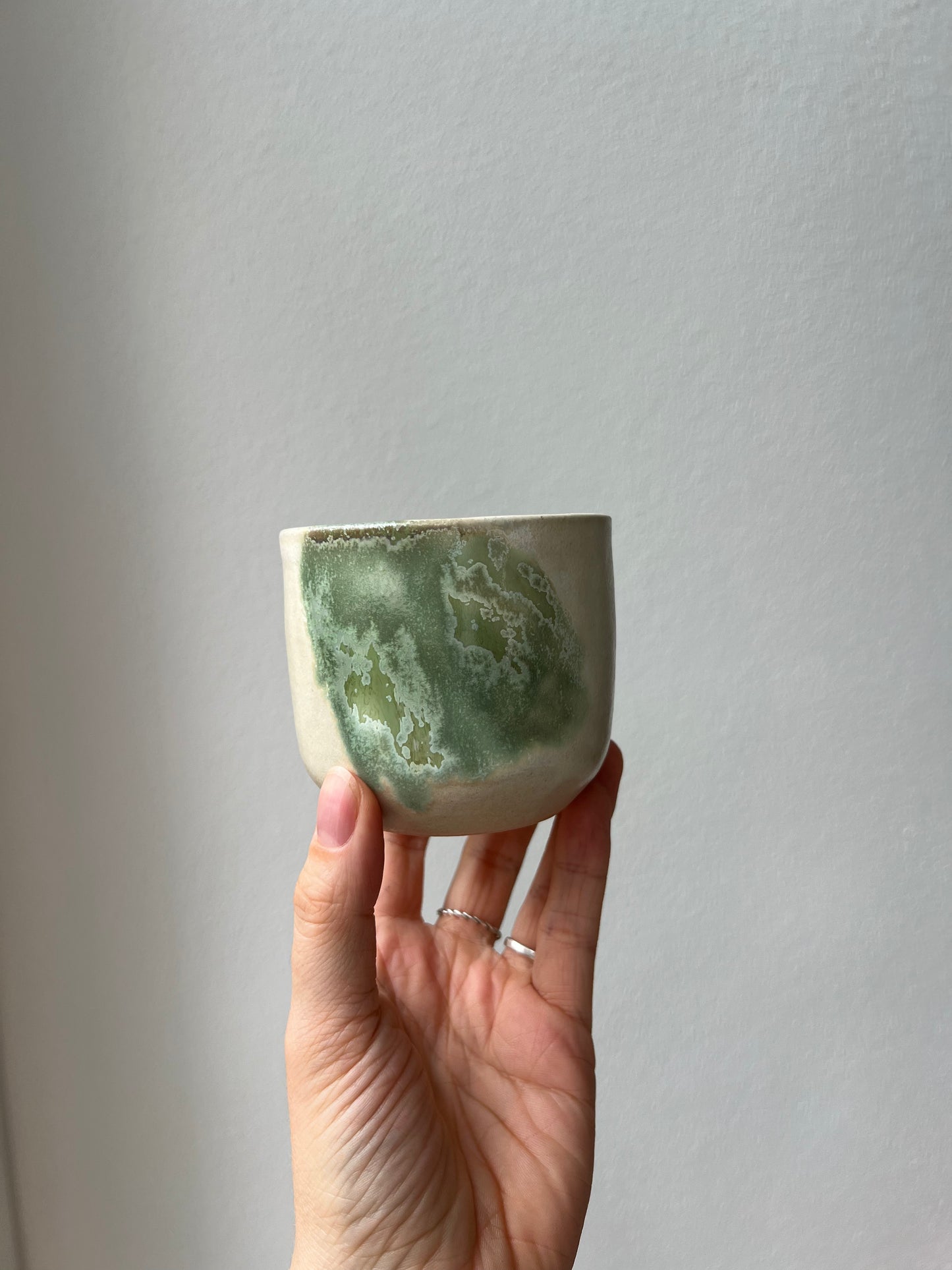 Kaffe Becher beige grün