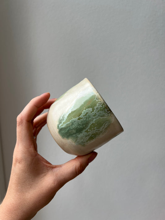 Kaffe Becher beige grün